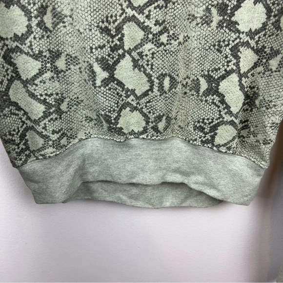 Pam & Gela Cropped Hi Low Sweatshirt Small Green Python Snake Print Crewneck - Picture 6 of 8